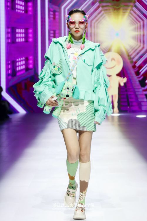 浙江理工大学服装学院2021届服装与服饰设计专业毕业展演在杭州举行