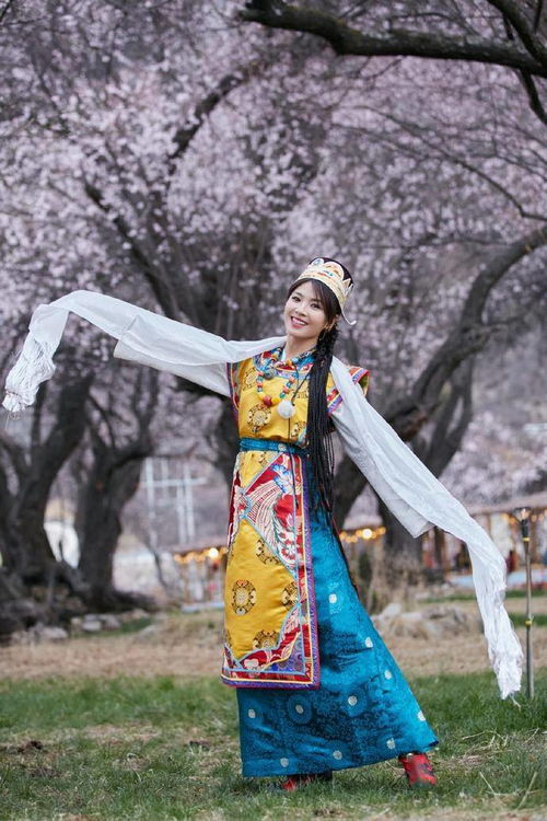 刘涛身着民族服饰 桃花树下仰望天空